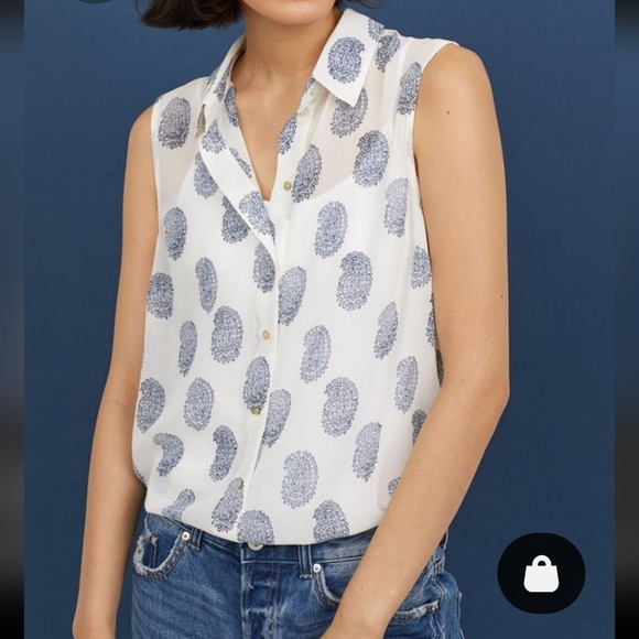 Sleeveless blouse in airy chiffon. Collar, buttons at front, and a rounded hem. - Picture 1 of 11